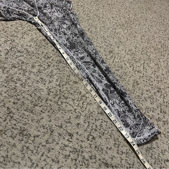 Athleta Elation Graffiti 7/8 Tight Black & White Floral Leggings Size Medium - Picture 8 of 8